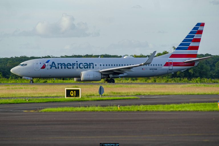 B737-800 American Airlines N989NN