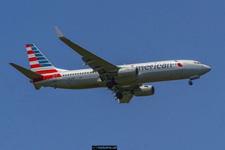 B737-800 American N824NN