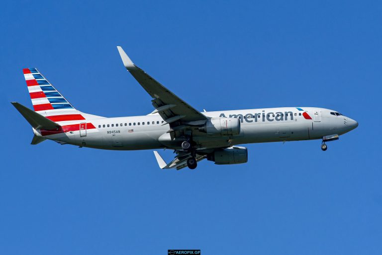 B737-800 American N945AN