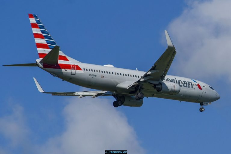 B737-800 American N945AN