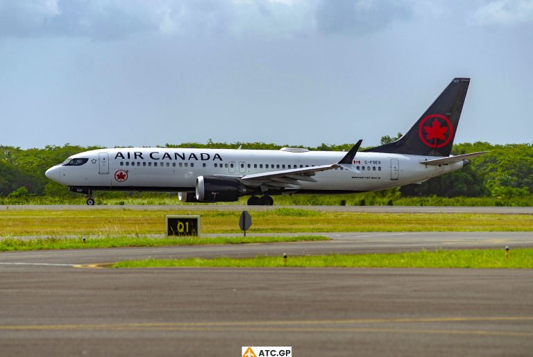 B737 Max-8 Air Canada C-FSES