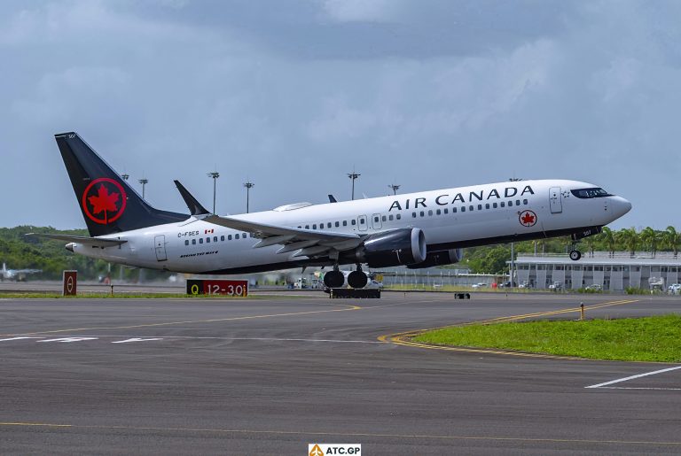 B737 Max-8 Air Canada C-FSES