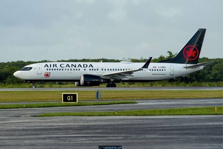 B737 Max-8 Air Canada C-FSES