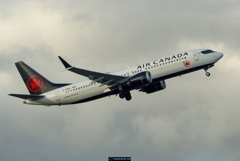 B737 Max-8 Air Canada C-FSES