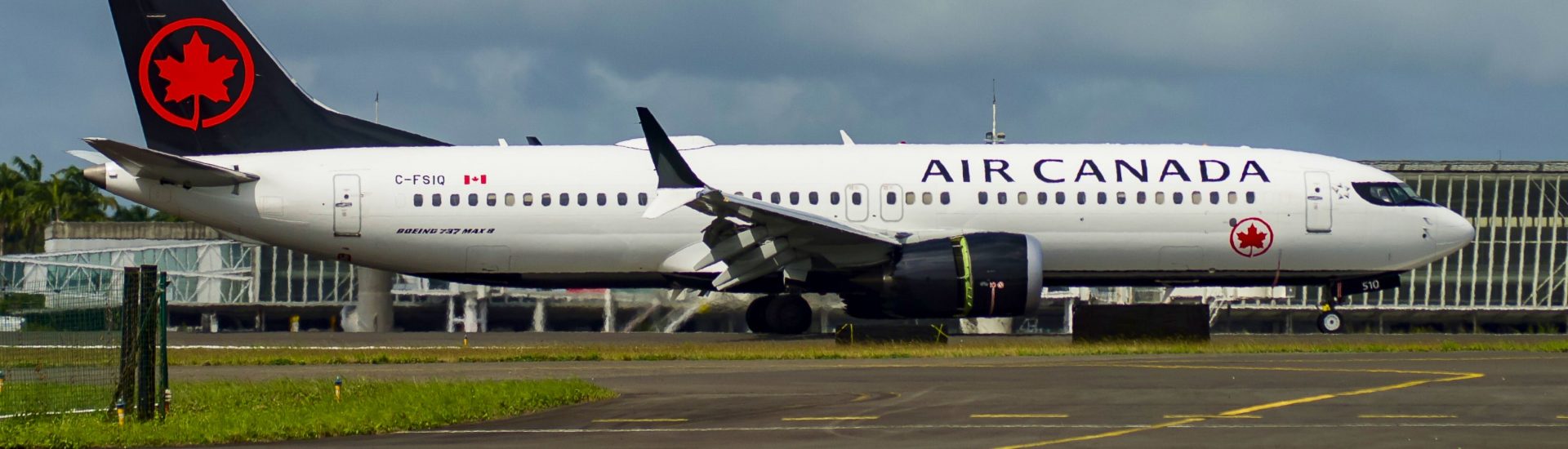 B737 MAX-8 Air Canada C-FSIQ