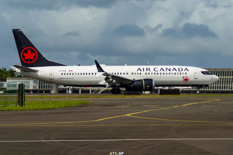 B737 Max-8 Air Canada C-FSIQ