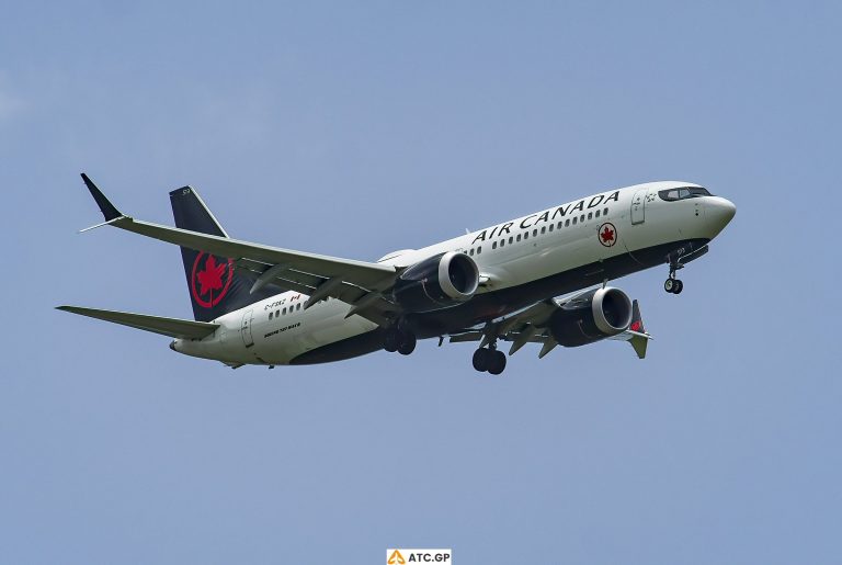 B737 Max-8 Air Canada C-FSKZ