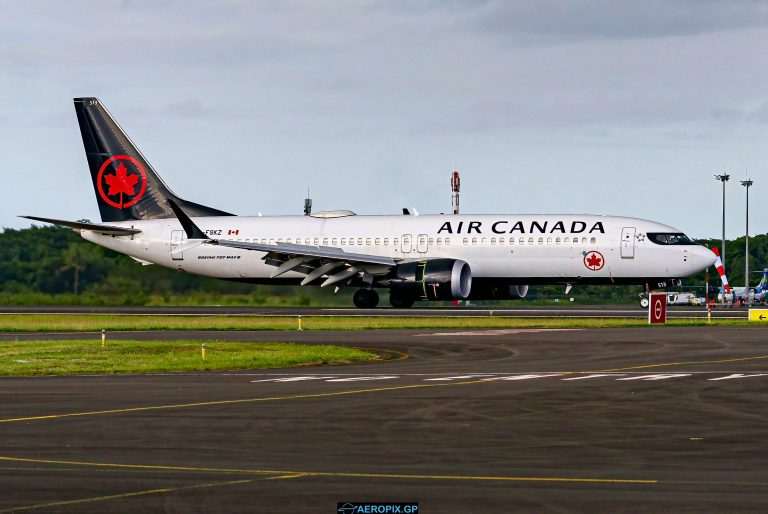 B737 Max-8 Air Canada C-FSKZ