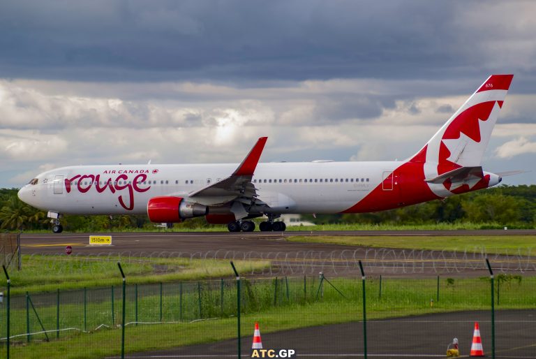 B767-300ER Air Canada Rouge C-FMLV