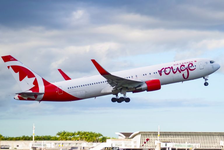 B767-300ER Air Canada Rouge C-FMLV