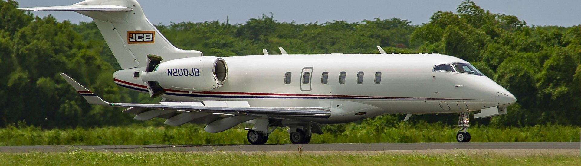 Challenger 300 Flightworks N200JB