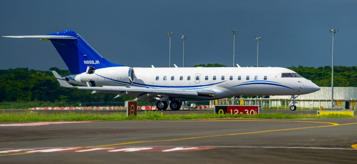 Global 5000 Solairus Aviation N989JR