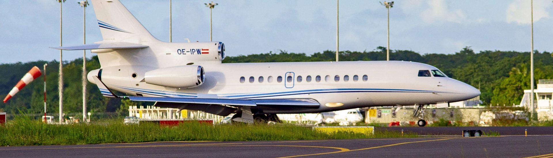 Falcon 7X Jet Pool OE-IPW