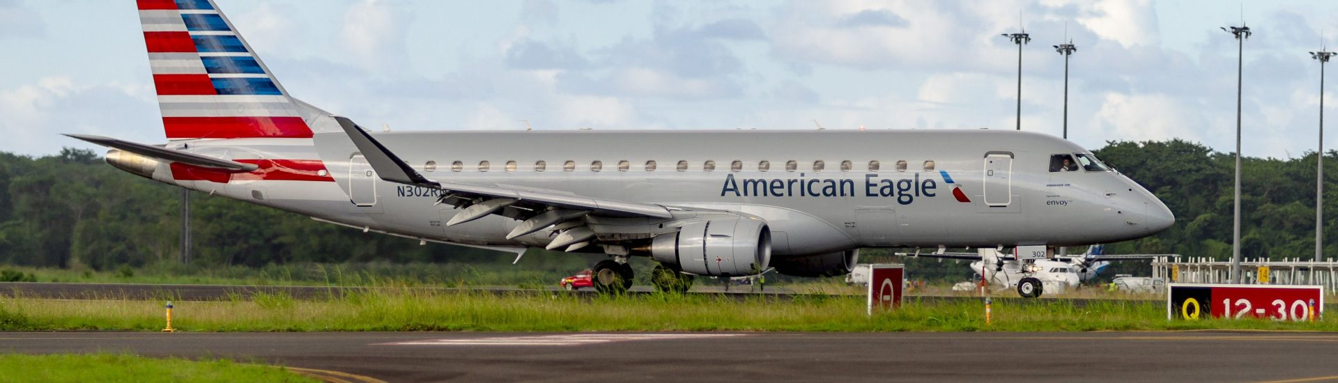 ERJ-175LR American Eagle N302RN