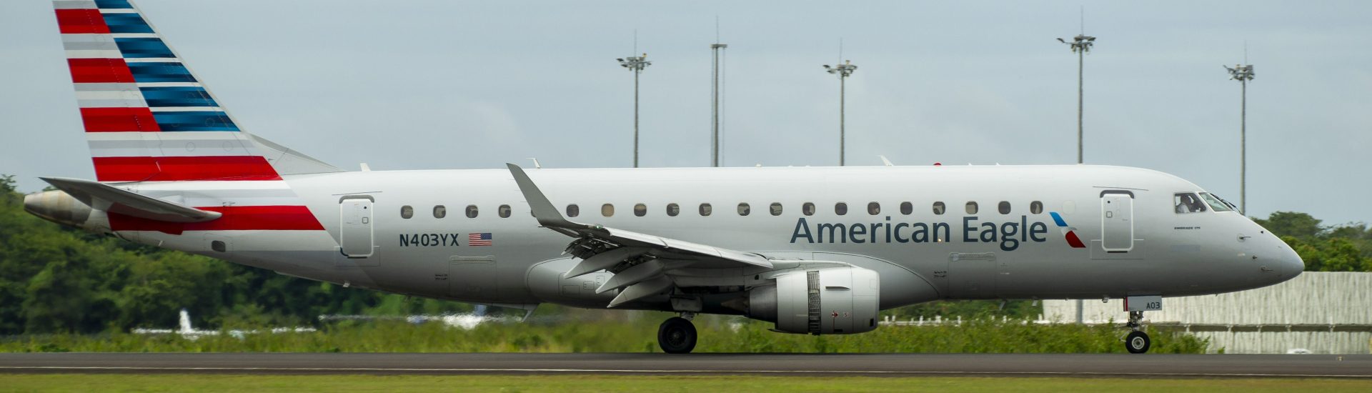ERJ-175LR American Eagle N403YX