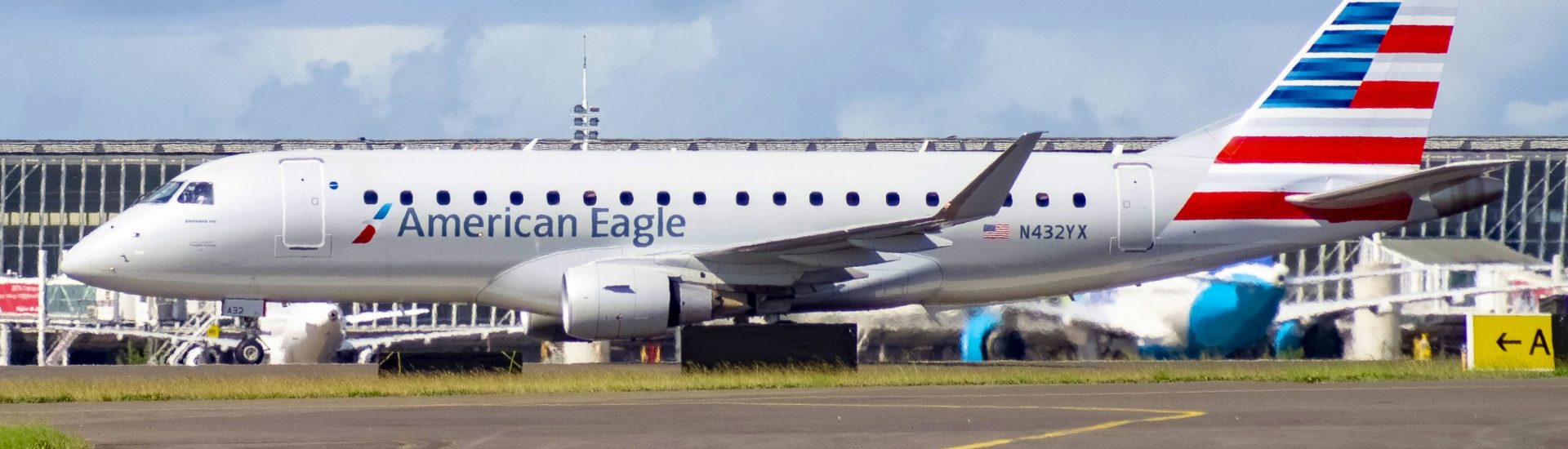 ERJ-175LR American Eagle N432YX